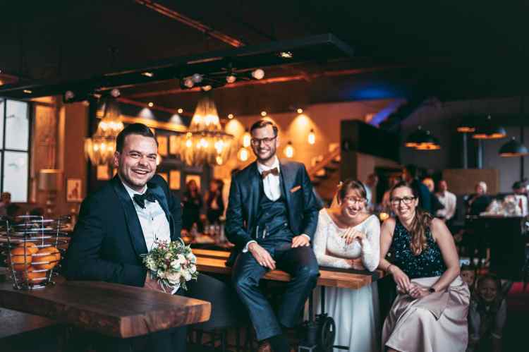 Lustiges Gruppenfoto mit Brautpaar und Trauzeugen
