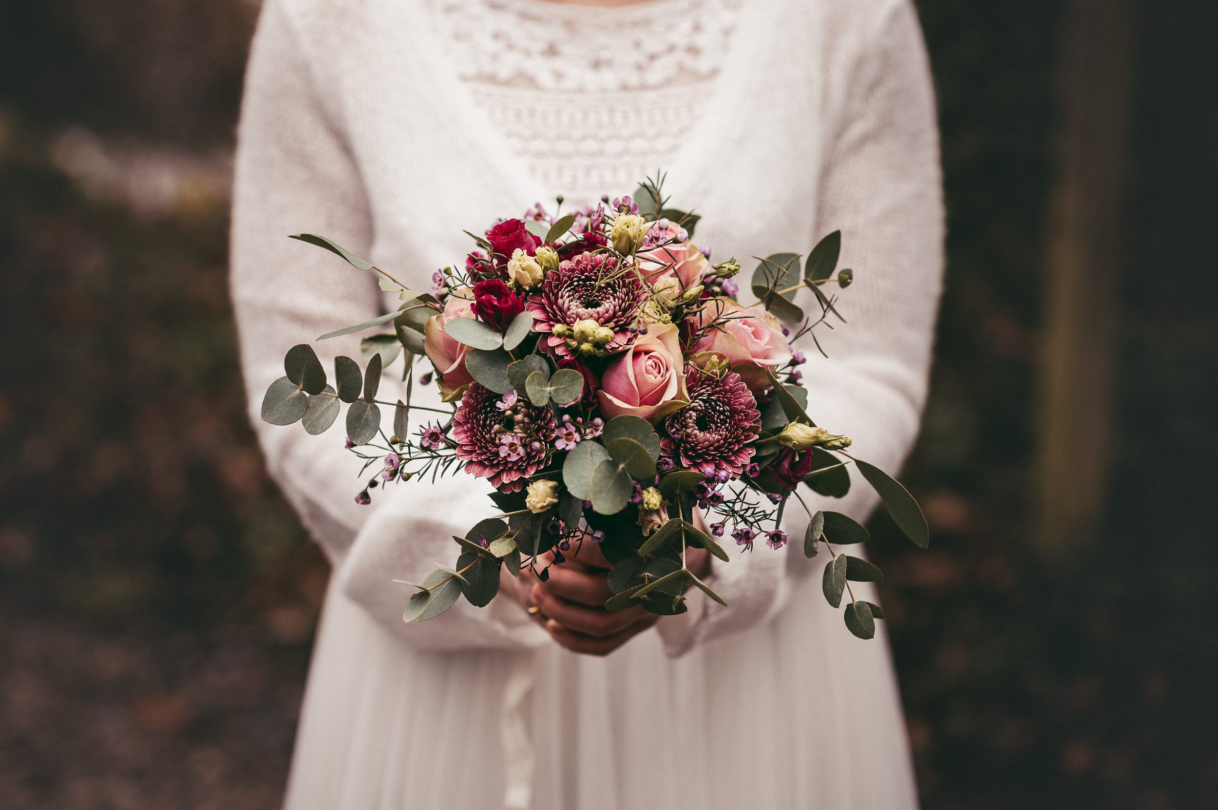 Brautstrauß und Hochzeitskleid der Braut in Thierhaupten
