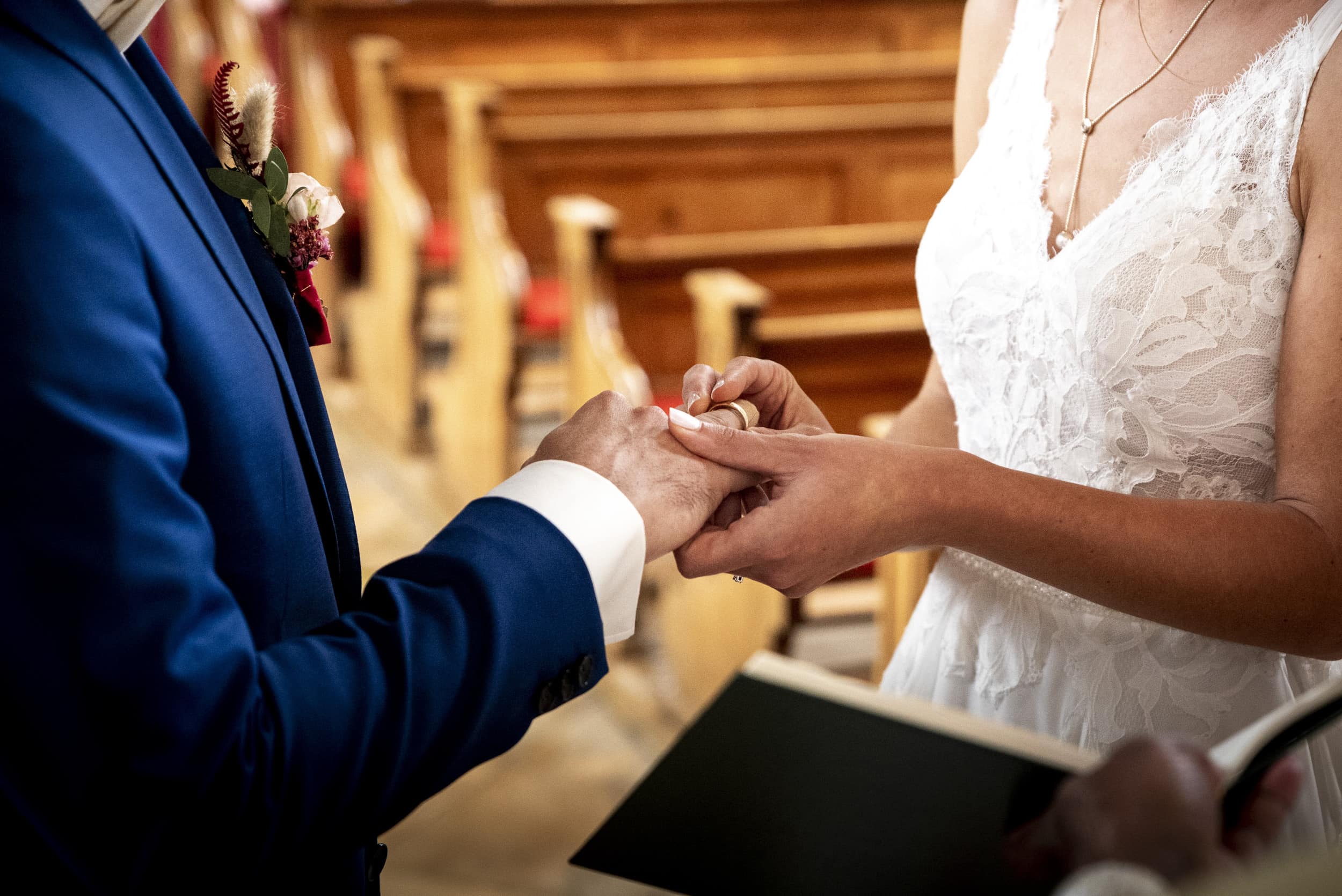 Hochzeitspaar beim Ringe Anstecken in der Kirche Aindling