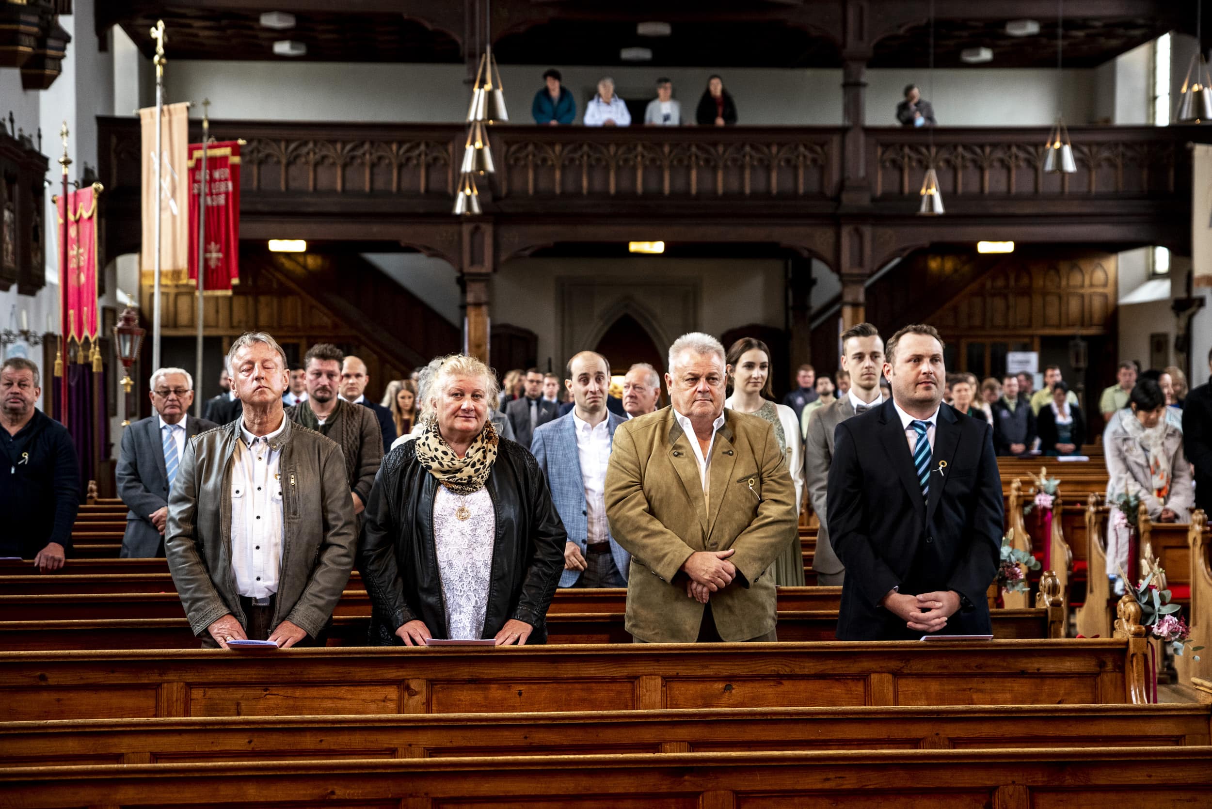 Hochzeitsgäste in Kirche Aindling