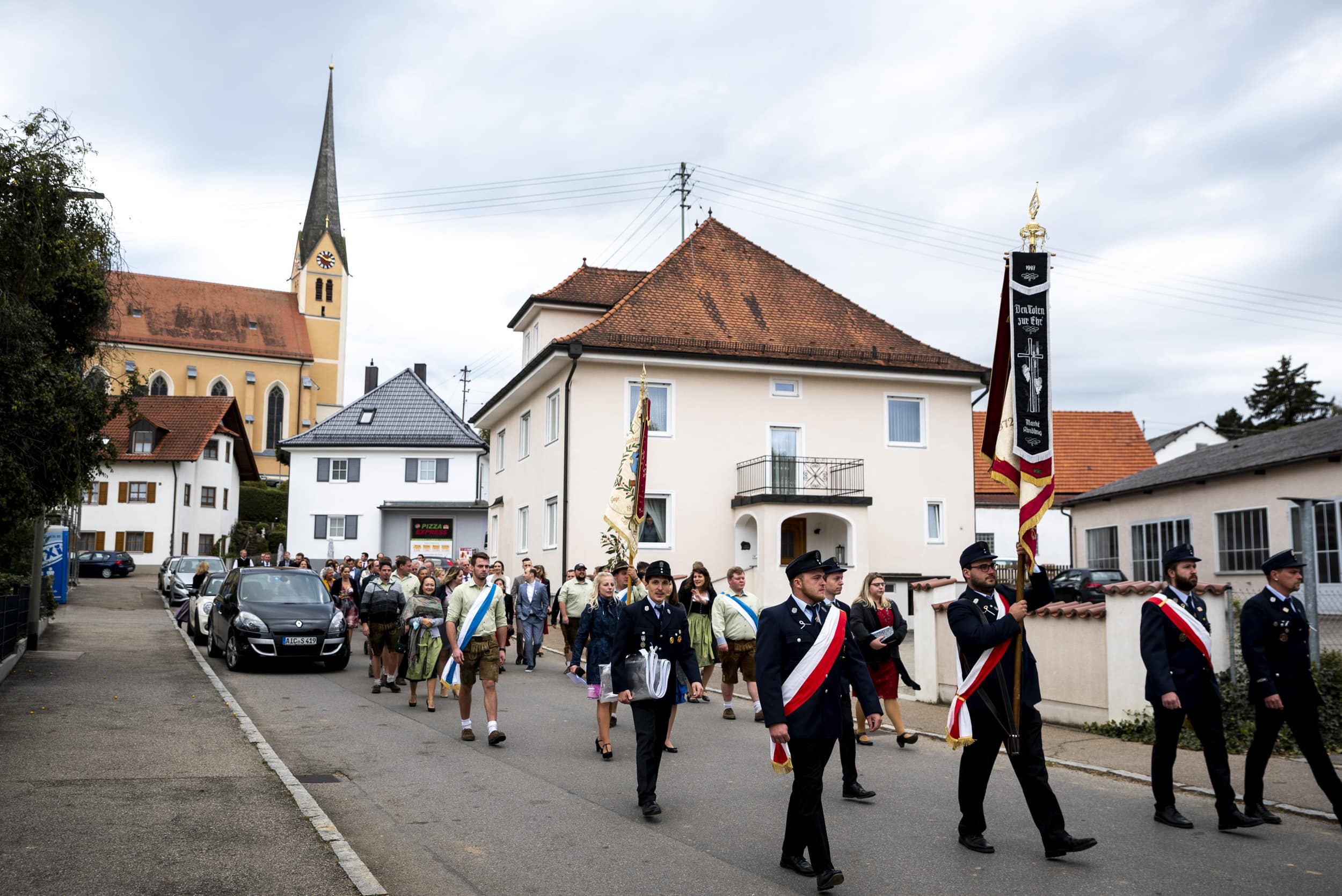 Hochzeitszug von Kirche Aindling zur Wirtschaft Moosbräu