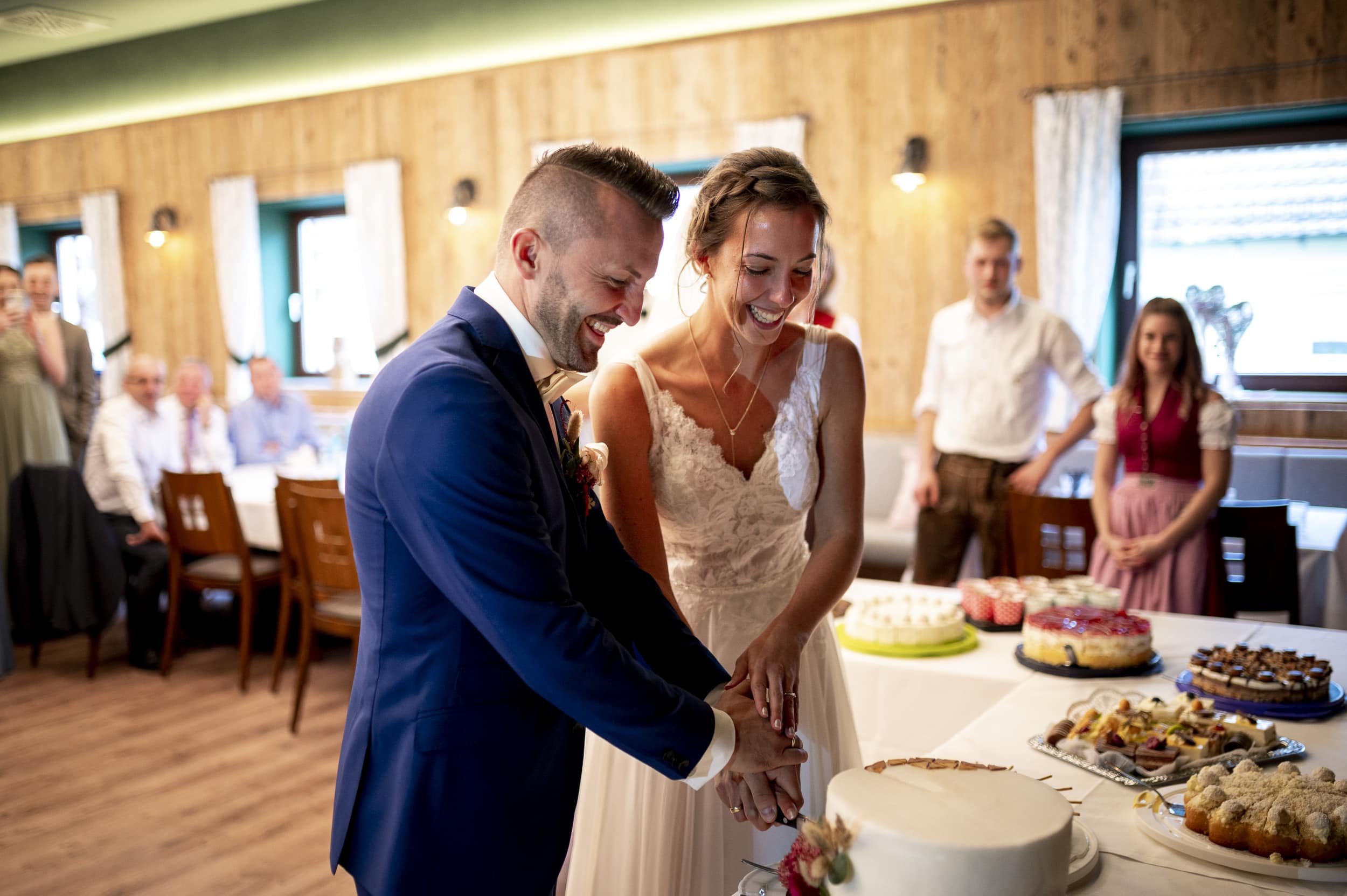 Brautpaar schneidet Hochzeitstorte an