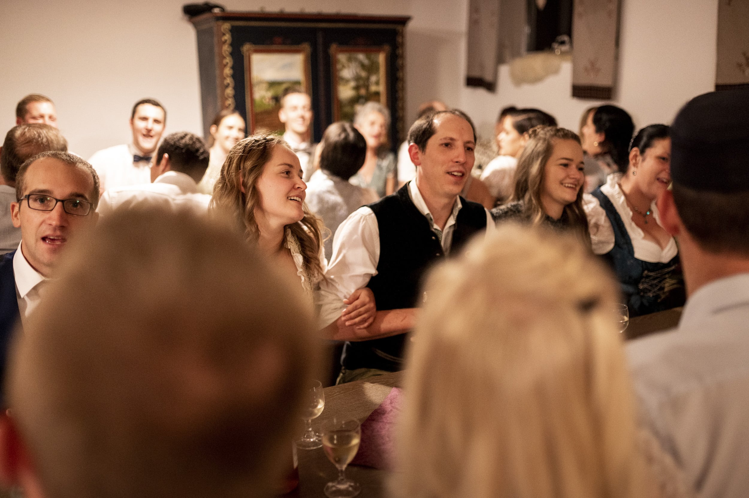Gäste feiern beim Brautverziehen