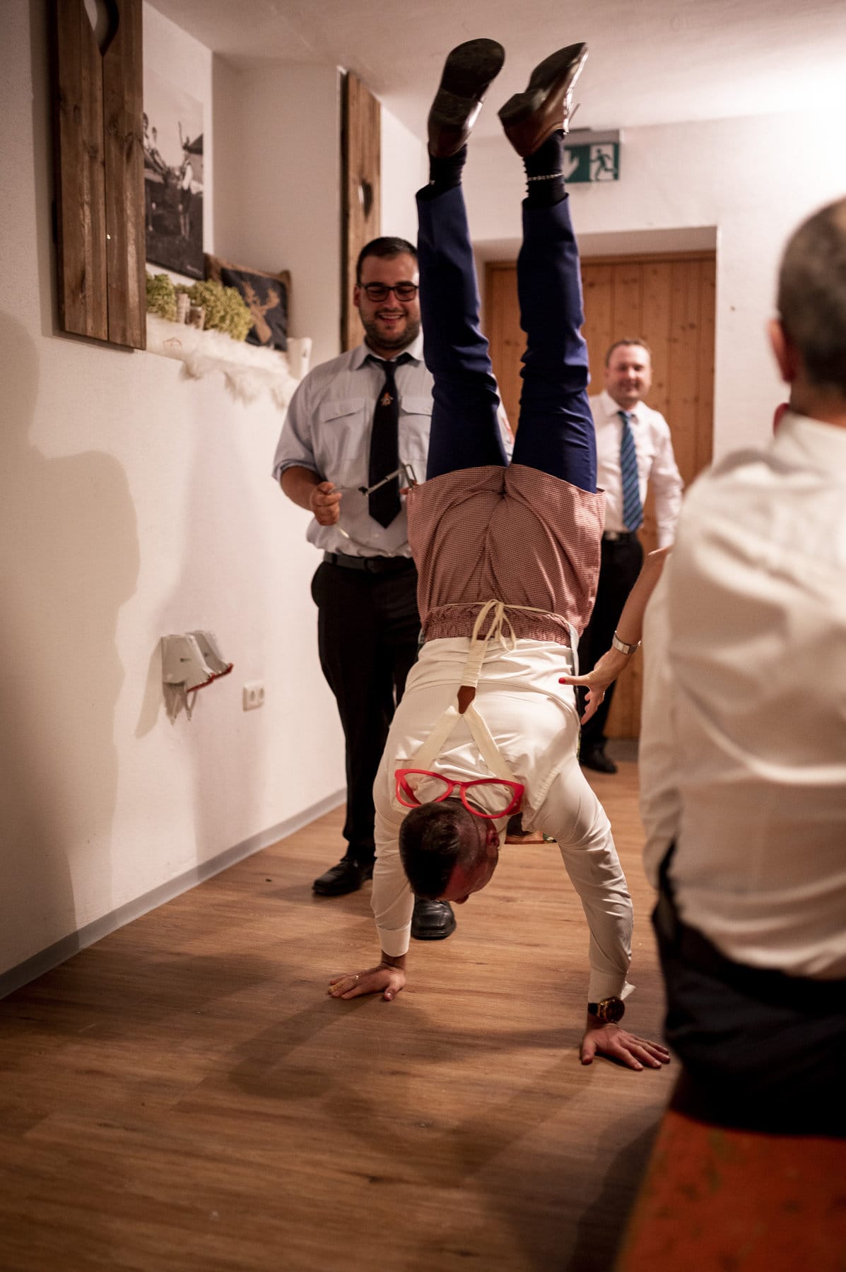 Bräutigam macht Handstand