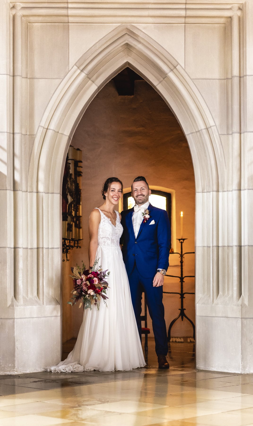 Brautpaar beim Hochzeitsshooting in der Kirche in Aindling