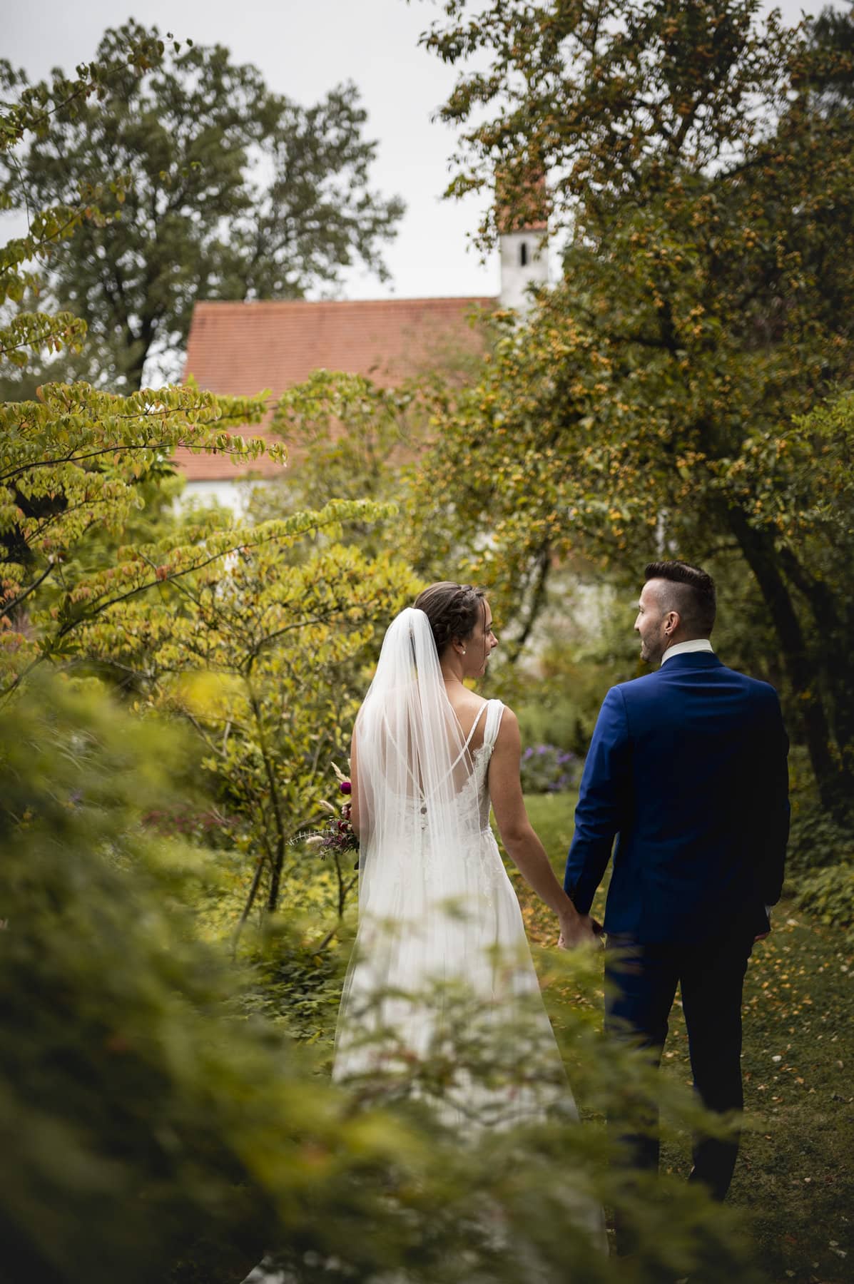 Brautpaar beim Hochzeitsshooting in Weichenberg vor Kapelle