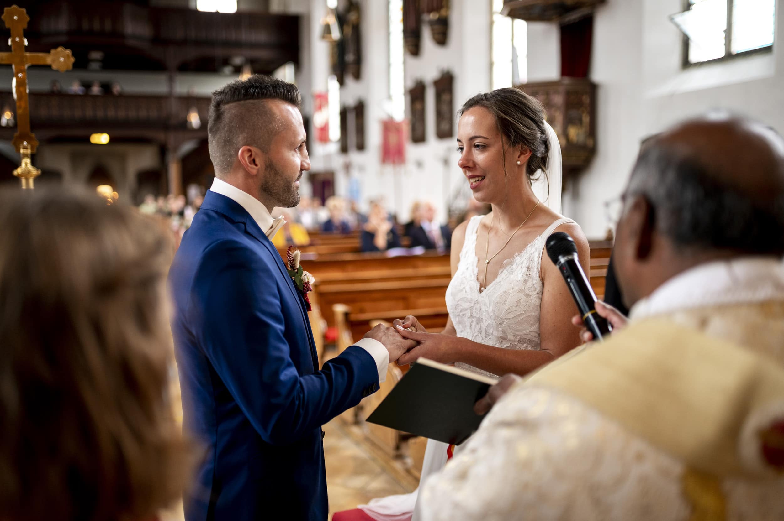 Hochzeitspaar beim Ringe Anstecken in der Kirche Aindling