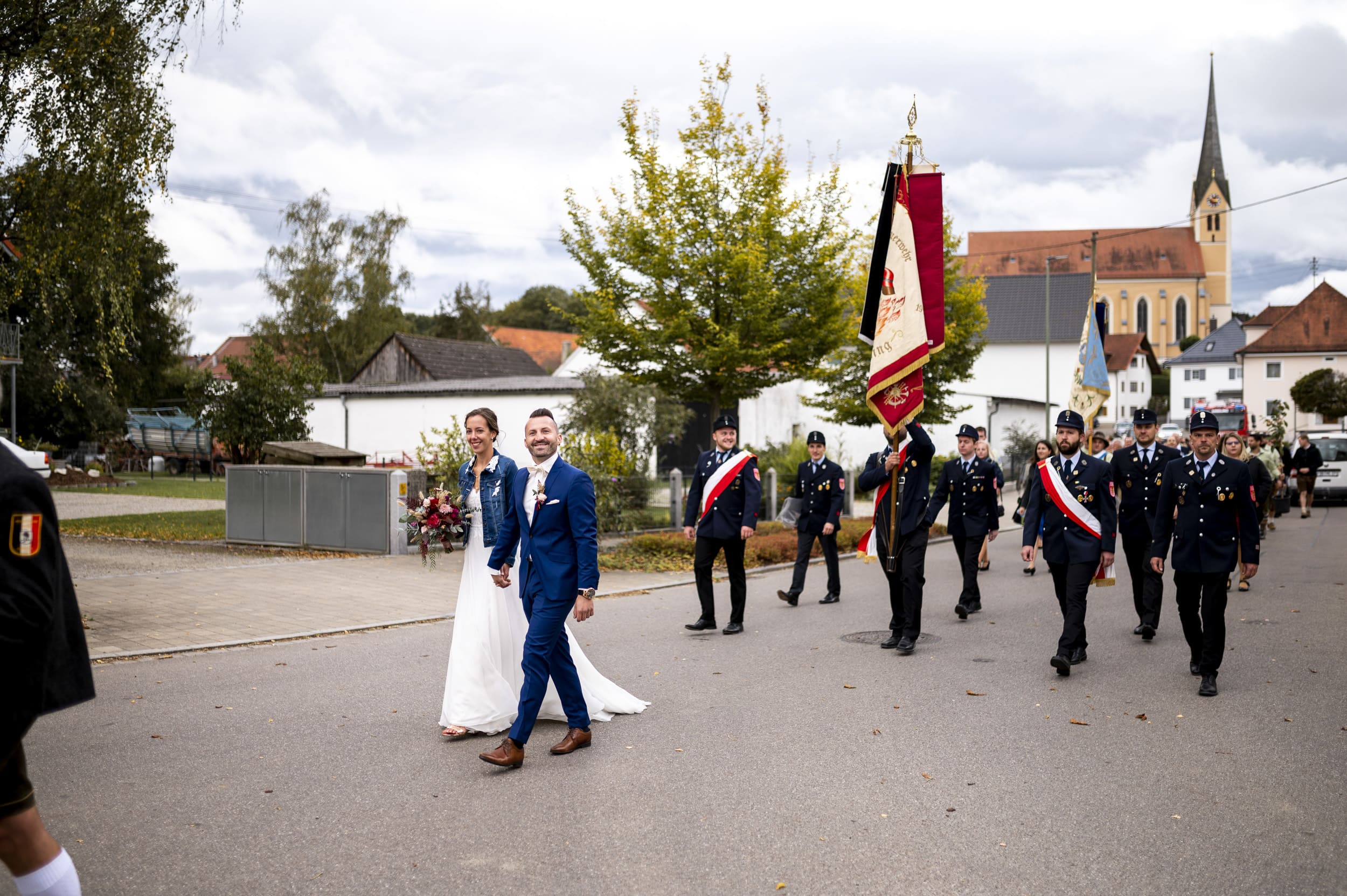 Brautpaar bei Hochzeitszug von Kirche Aindling zur Wirtschaft Moosbräu