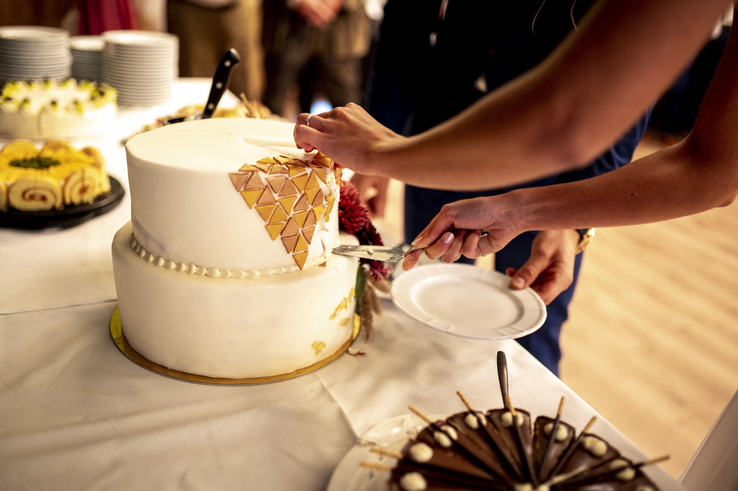 Brautpaar schneidet Hochzeitstorte an