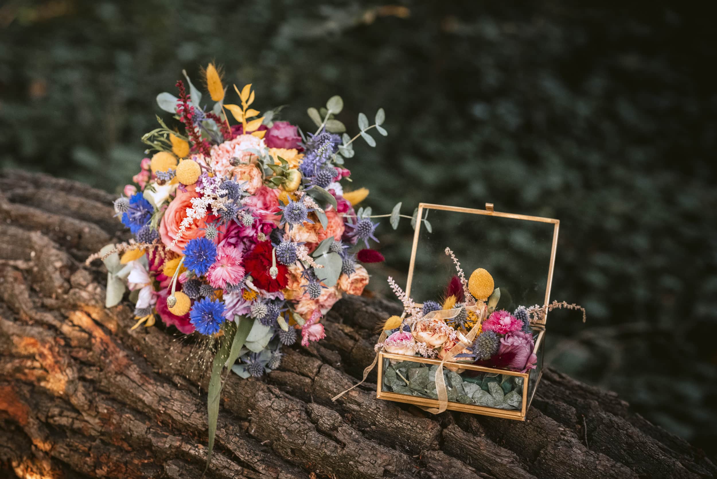 Blumenstraß und Ringkiste mit Blumen