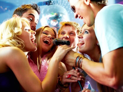 In onze karaoke verhuur vind je karaoke liedjes in alle talen: Nederlands en Vlaams, Frans, Engels, Duits, Spaans, Portugees en Italiaans. Huur jouw Karaoke set bij PartyDJ uit Aalst, Oost Vlaanderen.