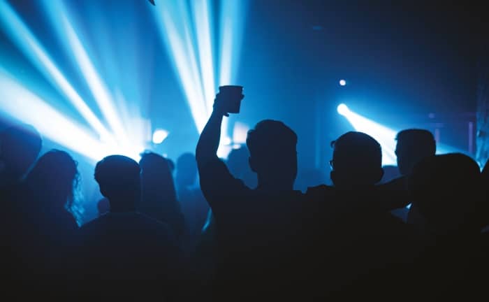 Fuif DJ met licht en geluid huren huren tijdens bal of feest. PartyDJ uit Aalst, Oost Vlaanderen.