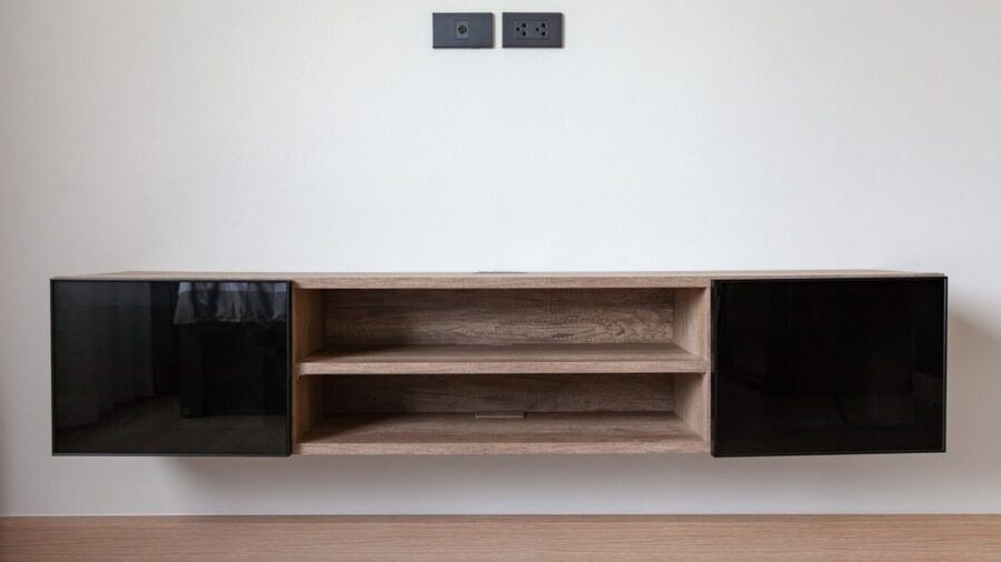 TV spintelė modernaus minimalistinio interjero patalpoje