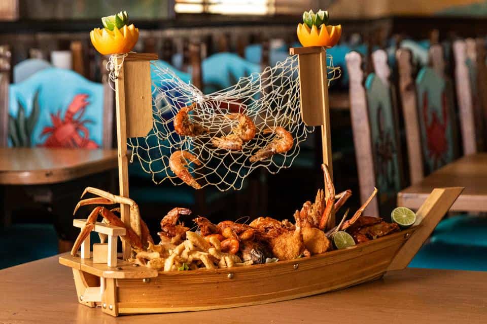 Decorative seafood boat with shrimp and crab for San Blas cuisine.