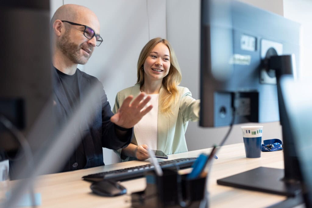 Portraits und Arbeitssituationen von Mitarbeiterinnen und Mitarbeitern in Office-Umgebung bei der IHK Berlin. Arbeitsproben aus dem Bereich Corporate- und Employer Branding Fotografie.