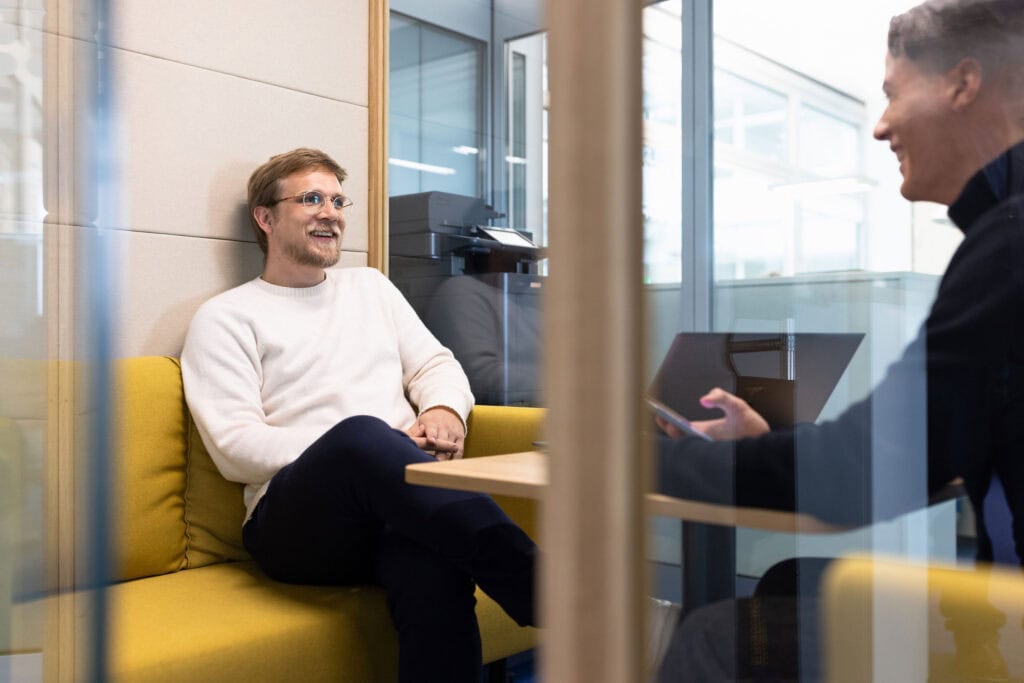 Portraits und Arbeitssituationen von Mitarbeiterinnen und Mitarbeitern in Office-Umgebung bei der IHK Berlin. Arbeitsproben aus dem Bereich Corporate- und Employer Branding Fotografie.