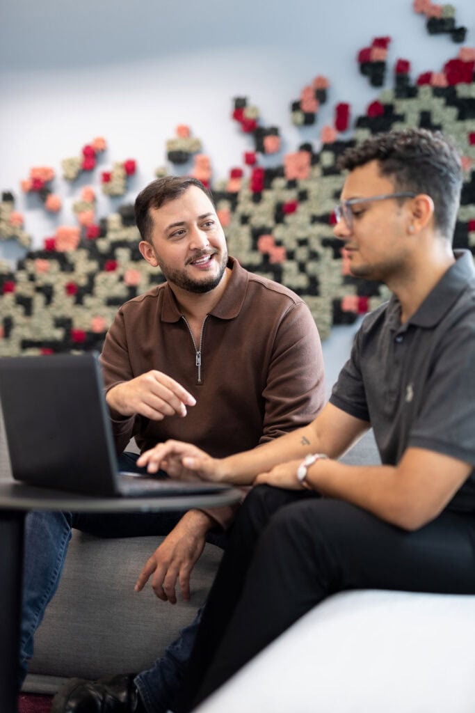 Portraits und Arbeitssituationen von Mitarbeiterinnen und Mitarbeitern in Office-Umgebung bei der IHK Berlin. Arbeitsproben aus dem Bereich Corporate- und Employer Branding Fotografie.