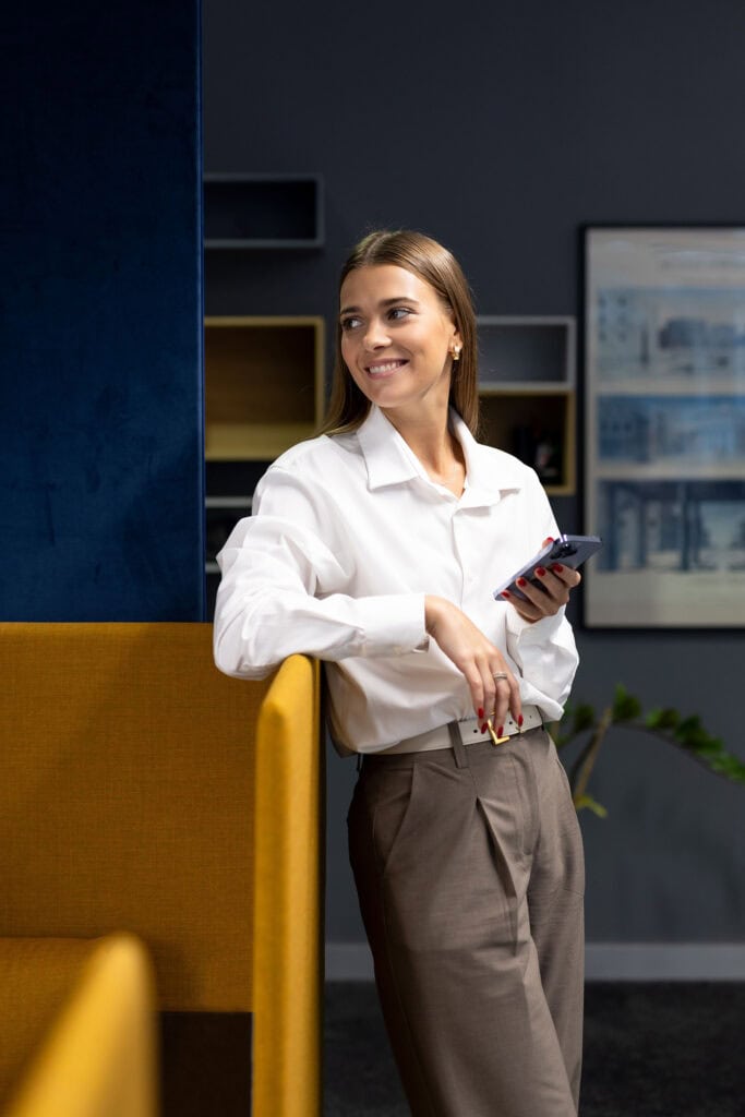 Portraits und Arbeitssituationen von Mitarbeiterinnen und Mitarbeitern in Office-Umgebung bei der IHK Berlin. Arbeitsproben aus dem Bereich Corporate- und Employer Branding Fotografie.