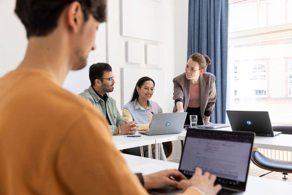 Portraits und Arbeitssituationen von Mitarbeiterinnen und Mitarbeitern in Office-Umgebung. Arbeitsproben aus dem Bereich Corporate- und Employer Branding Fotografie.