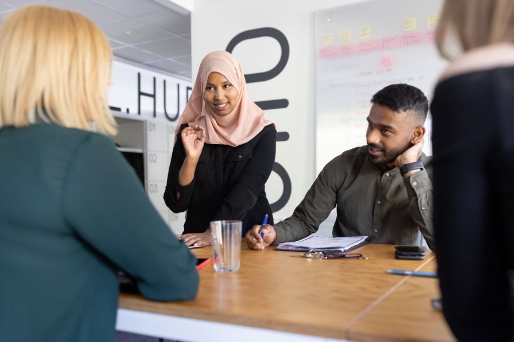 Thema Zusammenarbeit: Bilder von den Startups, Mitarbeiterinnen und Mitarbeitern an den unterschiedlichen Digital Hubs in Deutschland, fotografiert für de:hub, die Digital Hub Initiative des BMWK Bundesministerium für Wirtschaft und Klimaschutz.