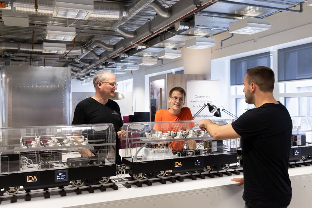 Thema Zusammenarbeit: Bilder von den Startups, Mitarbeiterinnen und Mitarbeitern an den unterschiedlichen Digital Hubs in Deutschland, fotografiert für de:hub, die Digital Hub Initiative des BMWK Bundesministerium für Wirtschaft und Klimaschutz.