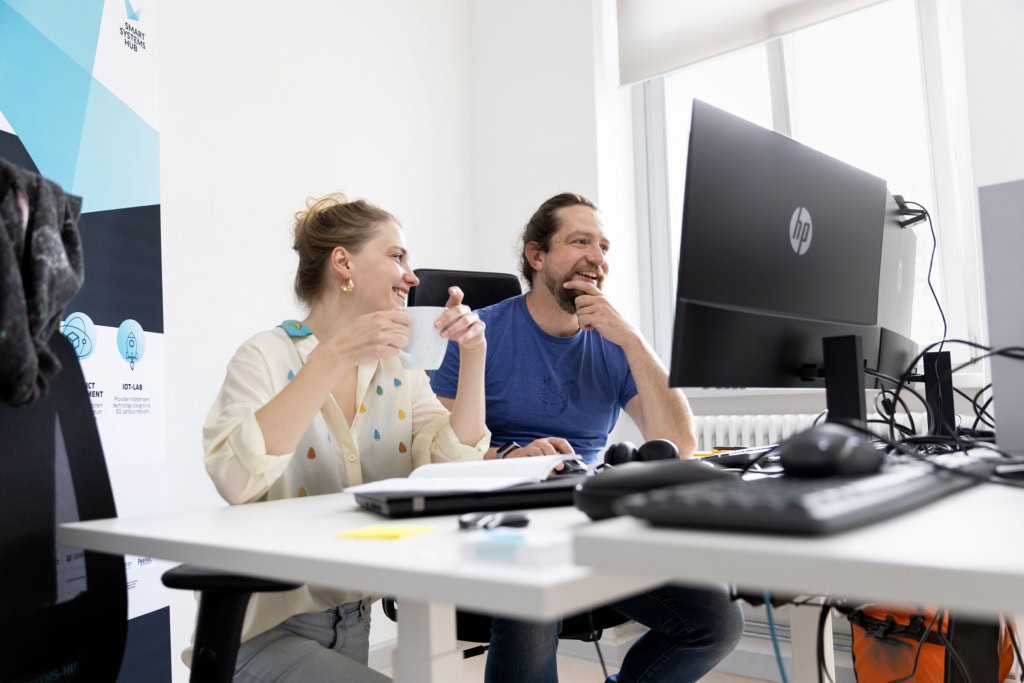 Thema Zusammenarbeit: Bilder von den Startups, Mitarbeiterinnen und Mitarbeitern an den unterschiedlichen Digital Hubs in Deutschland, fotografiert für de:hub, die Digital Hub Initiative des BMWK Bundesministerium für Wirtschaft und Klimaschutz.