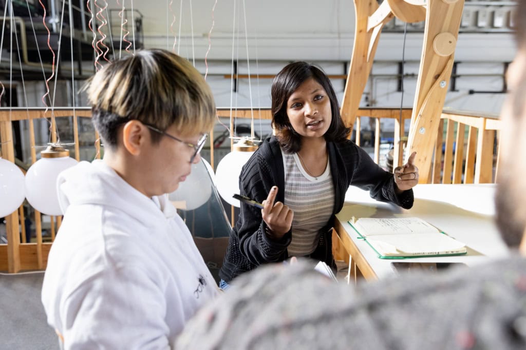 Thema Zusammenarbeit: Bilder von den Startups, Mitarbeiterinnen und Mitarbeitern an den unterschiedlichen Digital Hubs in Deutschland, fotografiert für de:hub, die Digital Hub Initiative des BMWK Bundesministerium für Wirtschaft und Klimaschutz.