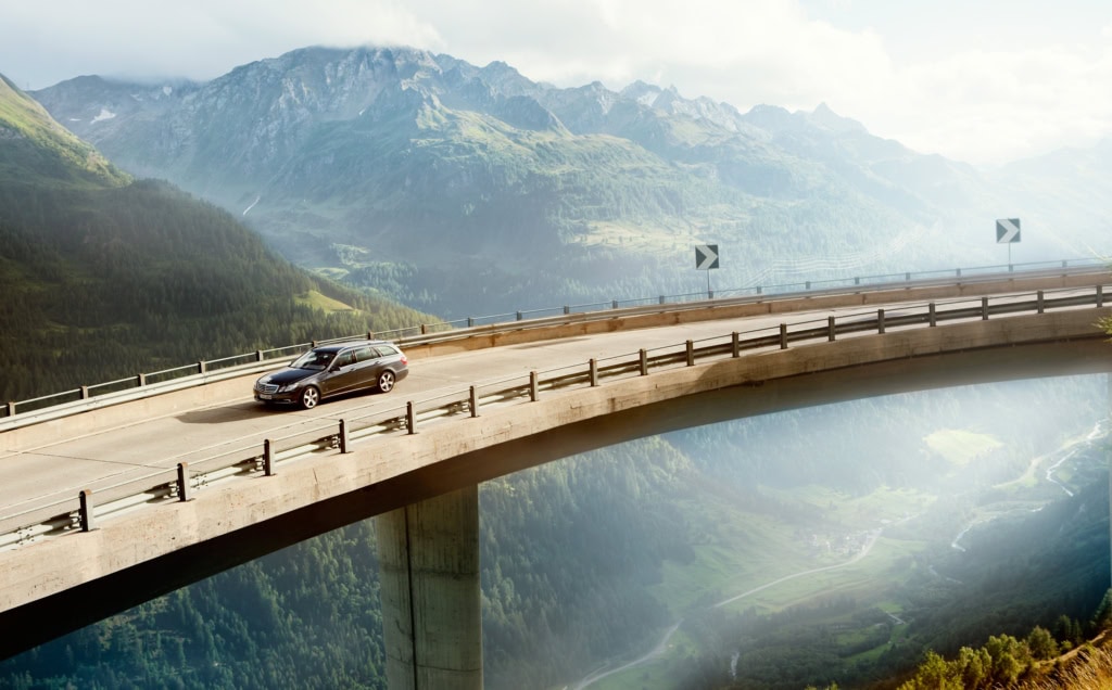 Mercedes E Klasse Kombi am Gotthardpass