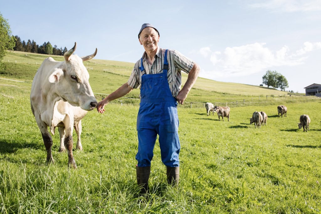 REWE Regional Testimonial Kampagne. Regionale Lieferanten und Landwirte mit ihren Produkten vor Ort, wo die Produkte herkommen