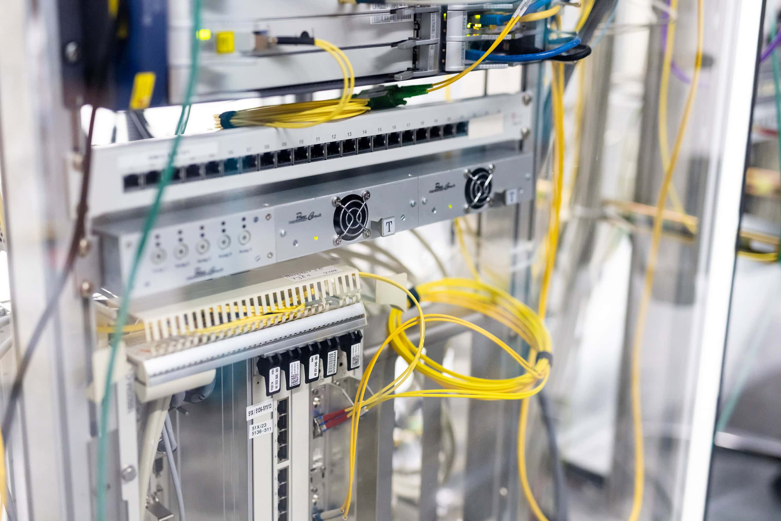 Service an verschiedenen Automaten, Maschinen, Ladesäulen: Techniker und Technikerinnen bei der Arbeit und Close-Ups der Geräte. Arbeitsproben aus dem Bereich Corporate- und Employer Branding Fotografie.