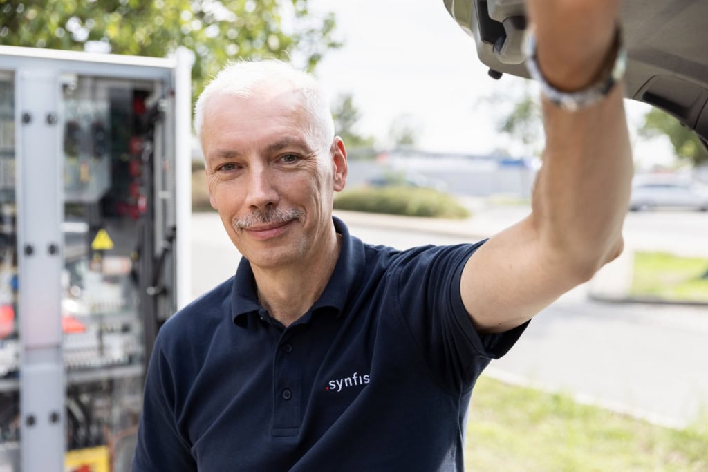 Service an verschiedenen Automaten, Maschinen, Ladesäulen: Techniker und Technikerinnen bei der Arbeit und Close-Ups der Geräte. Arbeitsproben aus dem Bereich Corporate- und Employer Branding Fotografie.