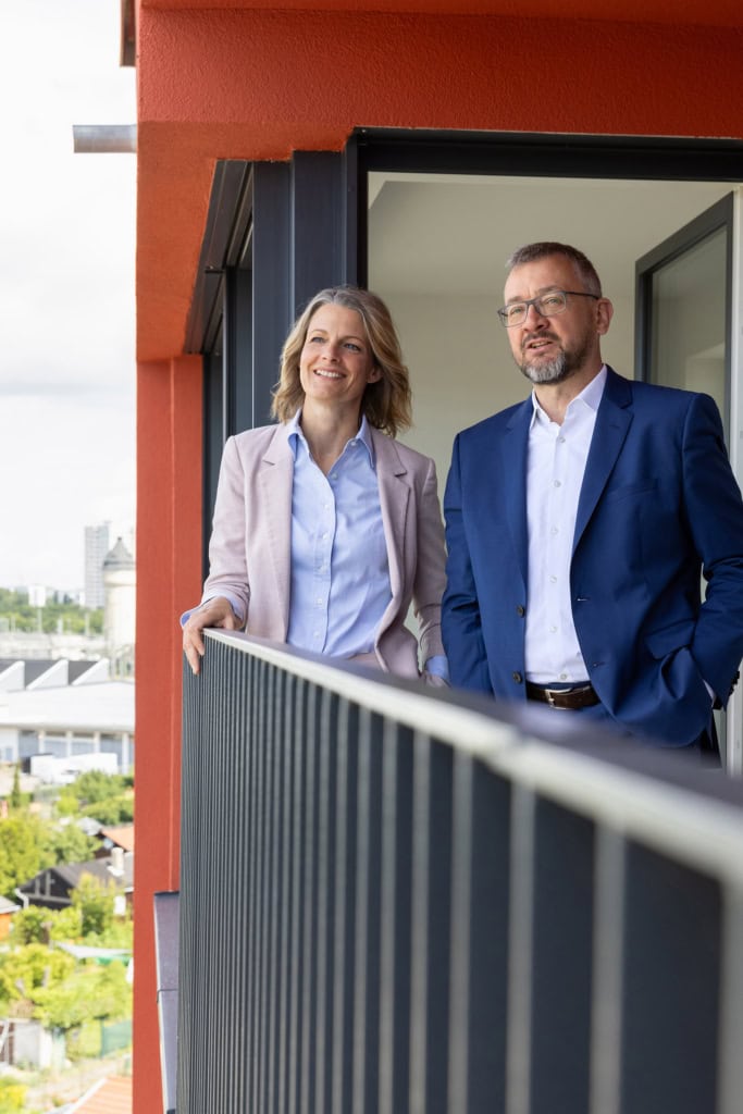 Portraits der Geschäftsführung der Berlinovo Immobiliengesellschaft für ihren Geschäftsbericht: Alf Aleithe und Caroline Oelmann