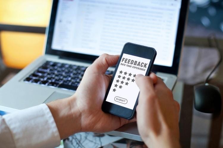 Patient bewertet einen Arzt im Internet. Patient bewertet einen Arzt im Internet.