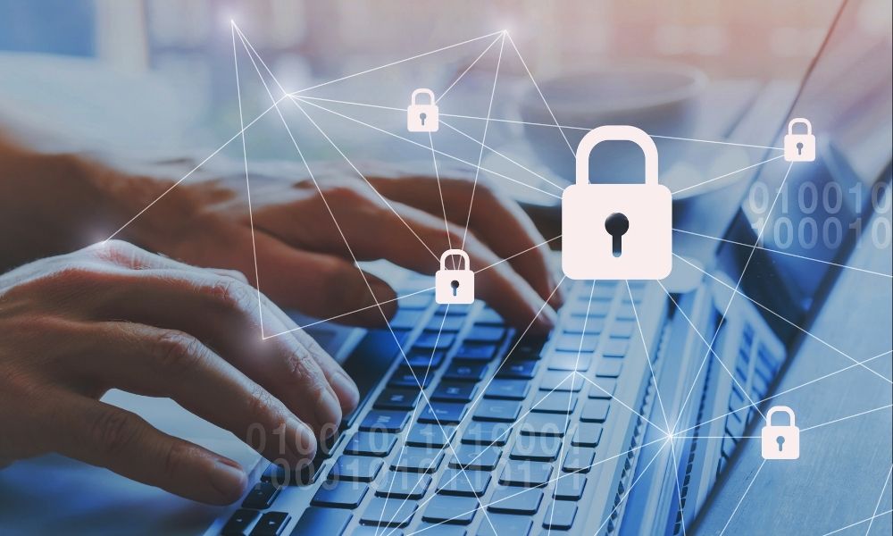 Besonders bei den sensiblen Patientendaten muss eine hohe Datensicherheit gewährleistet werden Arzt gibt Patientendaten in Computer ein und sichert sie datenschutzkonform.