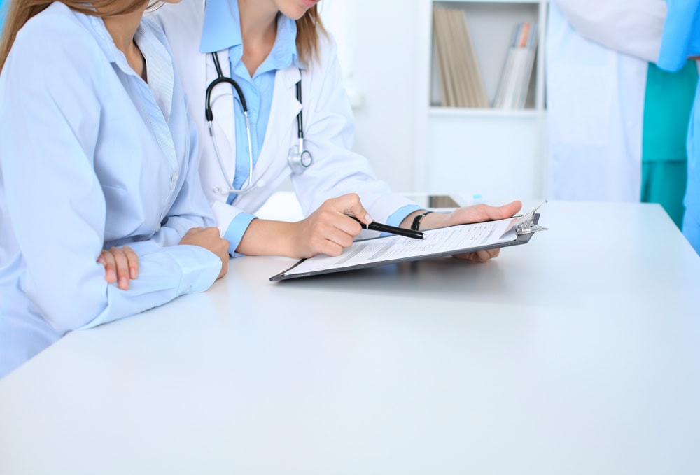 Erfahren Sie mehr über den Beratungs-Service von Medizinio Ärztin berät eine Patienten