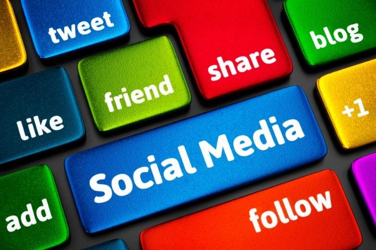 Medizinische Social-Media Tasten auf einer Tastatur Medizinische Social-Media Tasten auf einer Tastatur