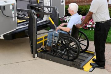 Patient im Rollstuhl während Krankentransport