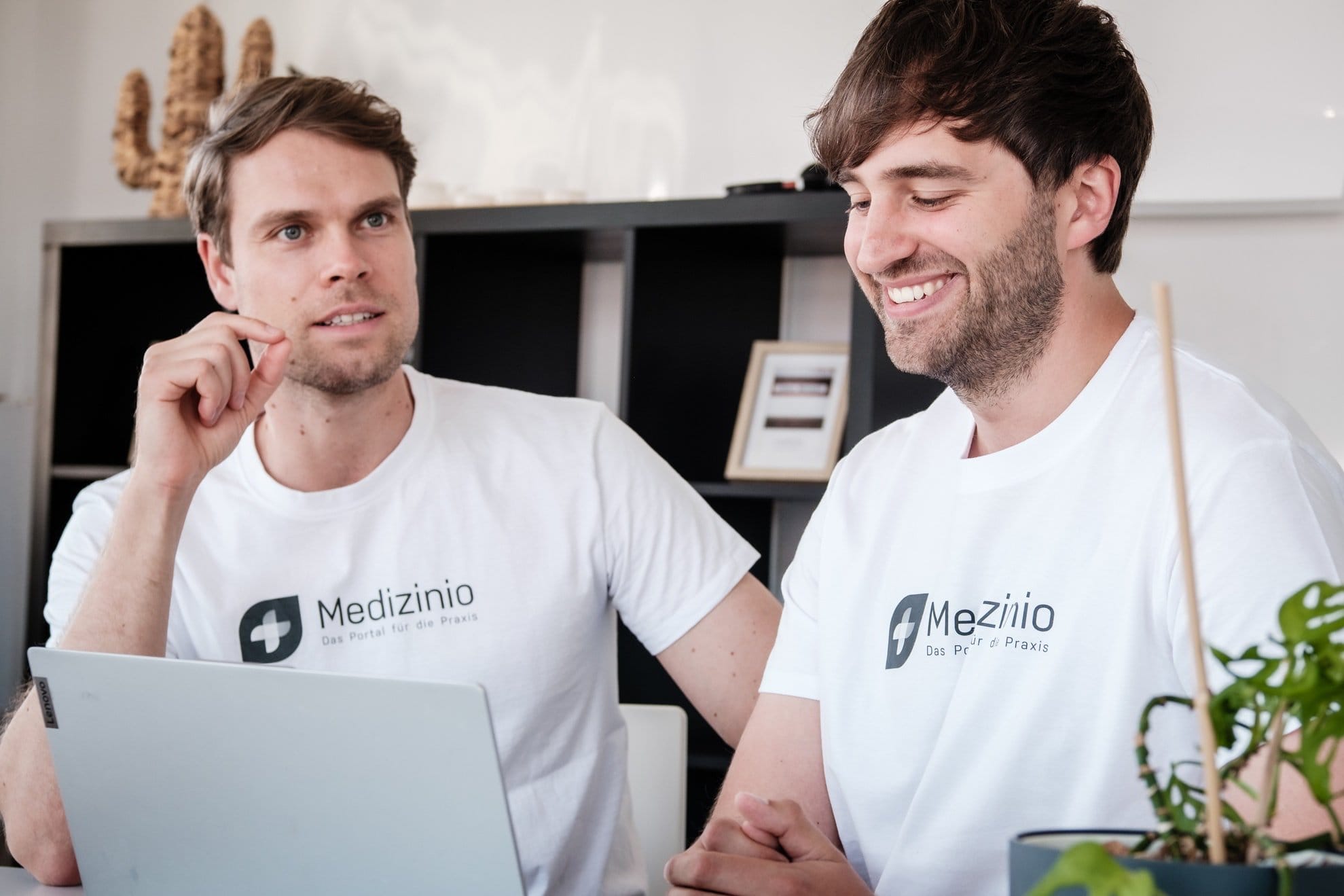 Die Medizinio Geschäftsführer Christoph Bartram und Marvin Schön bei der Strategieplanung im Agenturgeschäft