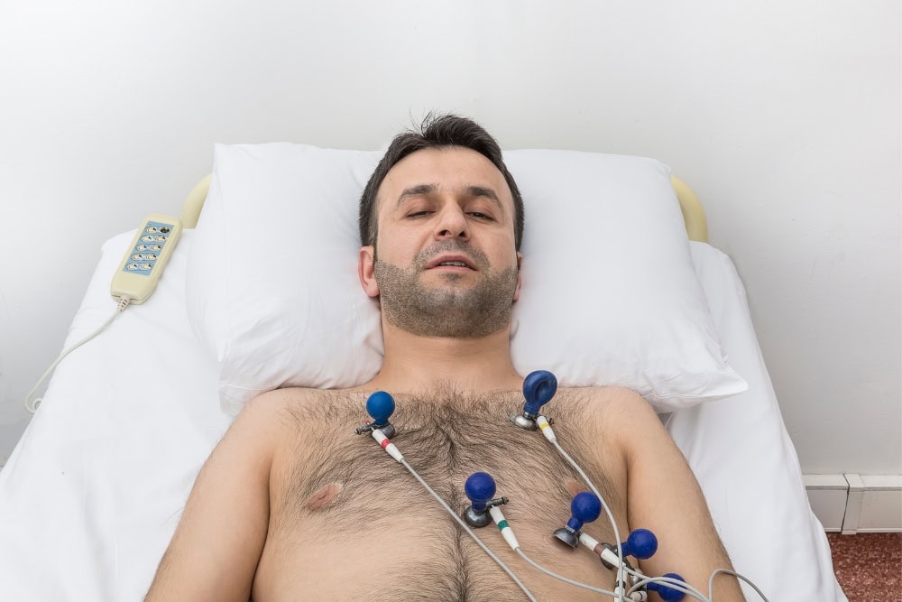 Patient ist mittels Saugelektroden an einem 12 Kanal EKG Gerät angeschlossen. Patient ist mittels Saugelektroden an einem 12 Kanal EKG Gerät angeschlossen.