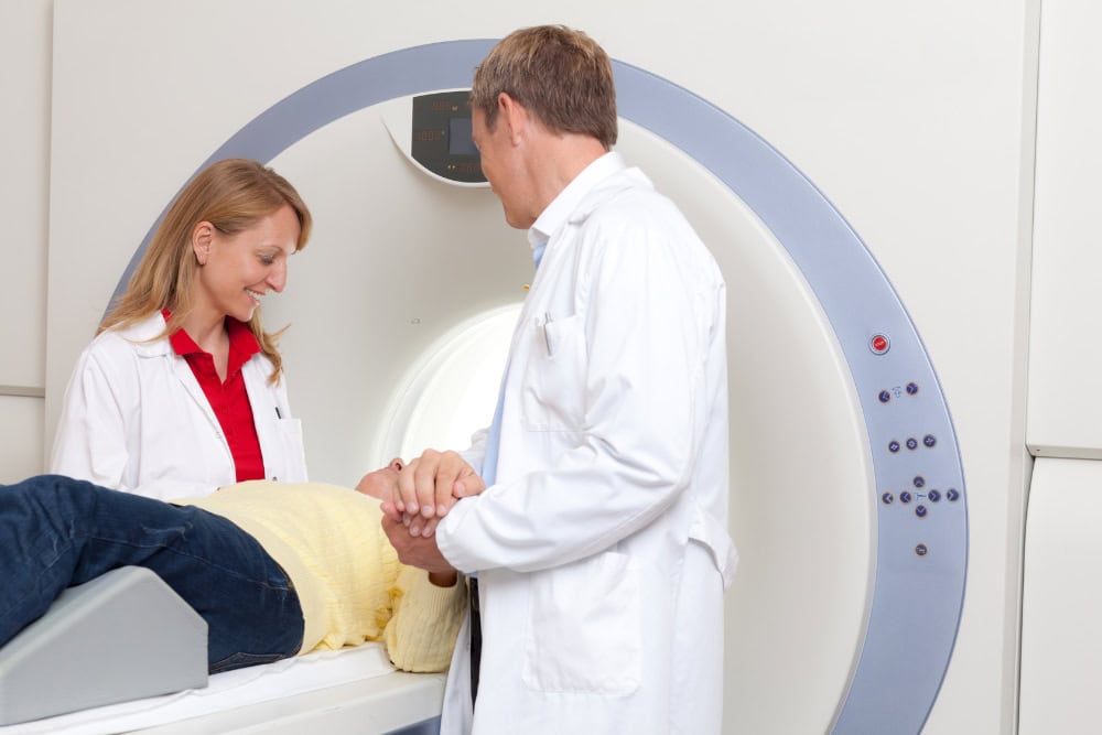 Ein Patient wird für eine Computertomographie vorbereitet.