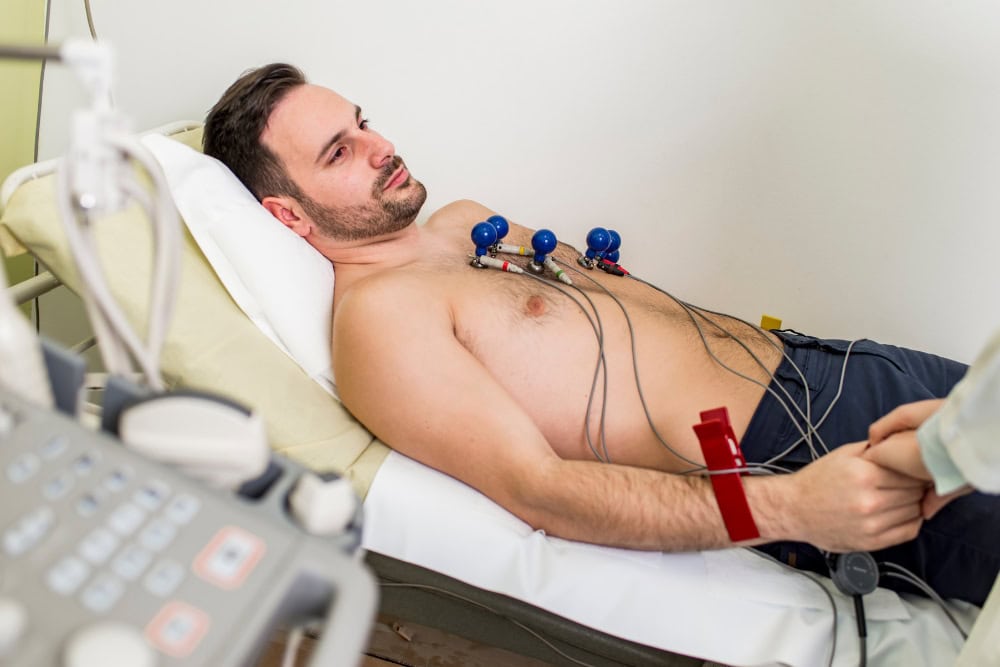 Patient während eines Ruhe-EKGs