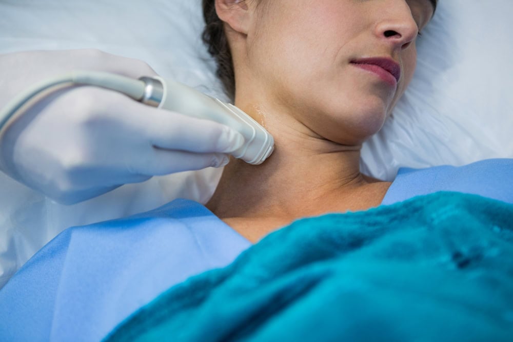 Patientin während einer Dopplersonographie der Arteria carotis communis (große Hauptschlagader des Halses).