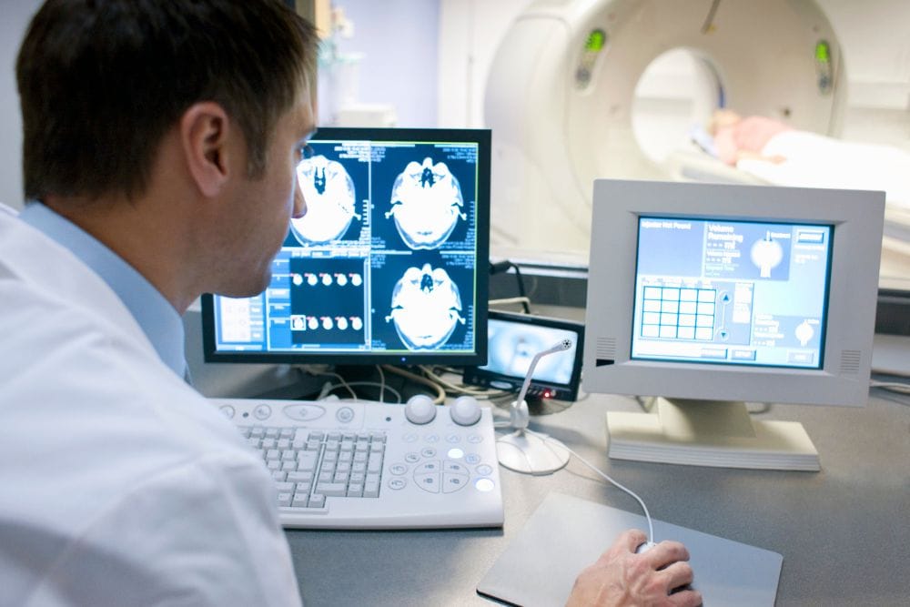 Ein Arzt schaut sich ein im DICOM-Format gespeichertes CT-Bild an. Ein Arzt schaut sich ein im DICOM-Format gespeichertes CT-Bild an.