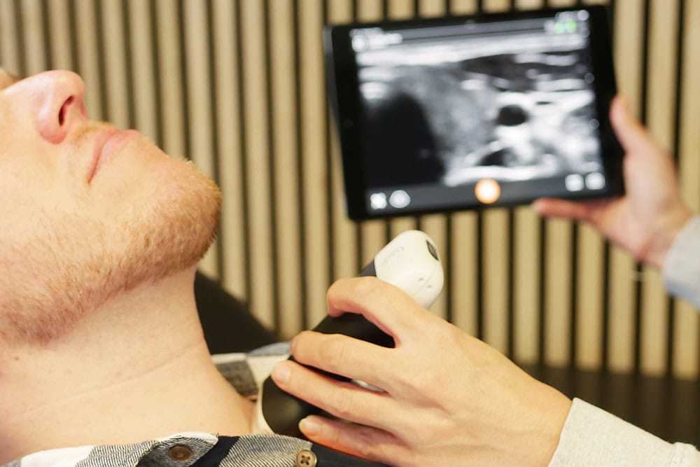 Allgemeinmedizin: Eine Schilddrüsensonographie mit Handheld-Ultraschall. Allgemeinmedizin: Eine Schilddrüsensonographie mit Handheld-Ultraschall.
