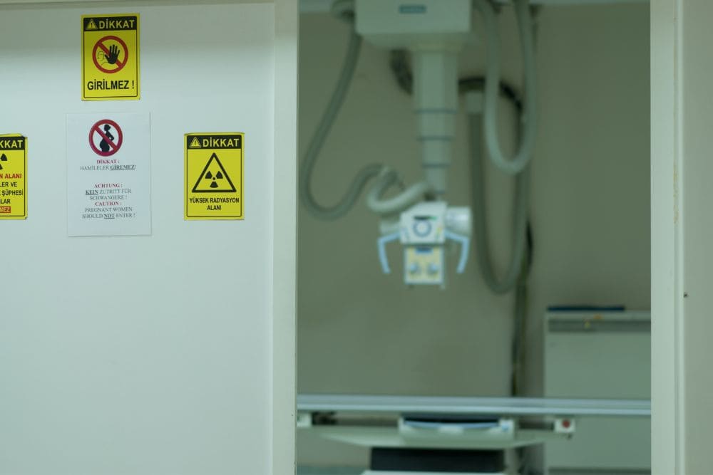 Ein Röntgenraum, in dem diagnostische Untersuchungen mittels Röntgenstrahlung stattfinden.