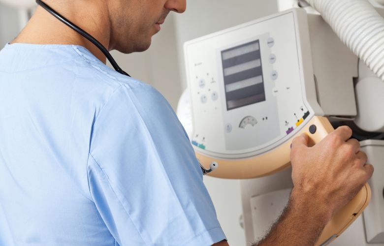 Medizinisch-Technischen Radiologieassistent (MTRA) bei der Durchführung einer Konstanzprüfung an einem Röntgengerät