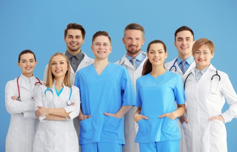 Gruppe von Ärzten und medizinischem Personal – Schlüssel zum erfolgreichen Übergang bei einer Praxisübernahme.