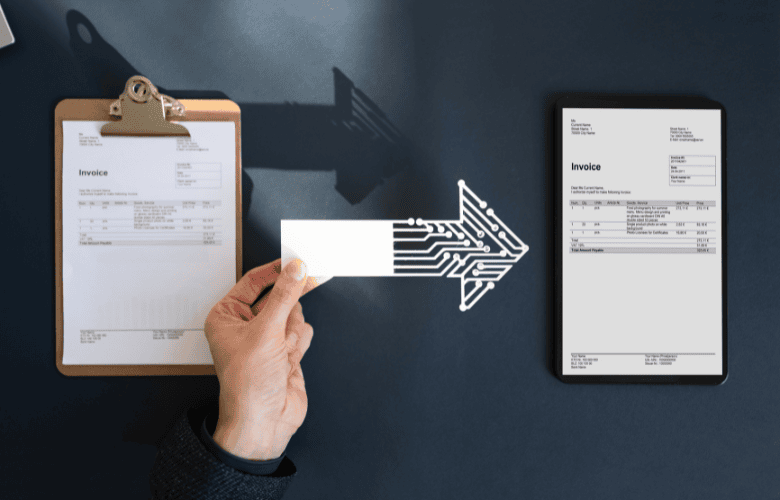 Hand hält eine digitale Pfeilgrafik zwischen einer Papierrechnung auf einem Klemmbrett und einer elektronischen Rechnung auf einem Tablet – Symbol für den Wechsel zur E-Rechnung in Arztpraxen.