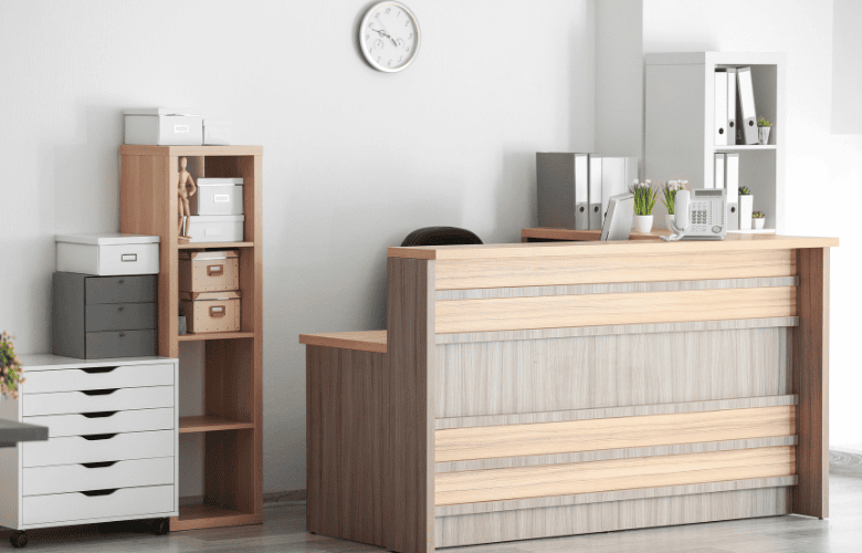 Empfangsbereich einer modern gestalteten Arztpraxis mit Holztheke, Aktenordnern und Dekoration.