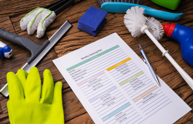 Reinigungs- und Desinfektionsplan mit Reinigungsutensilien für hygienische Arztpraxis